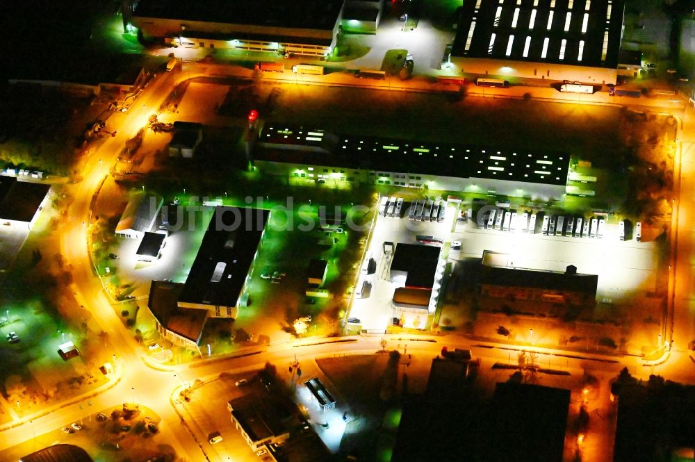 Aschersleben bei Nacht aus der Vogelperspektive: Nachtluftbild Industrie- und Gewerbegebiet Hertzstraße - Ottostraße in Aschersleben im Bundesland Sachsen-Anhalt, Deutschland