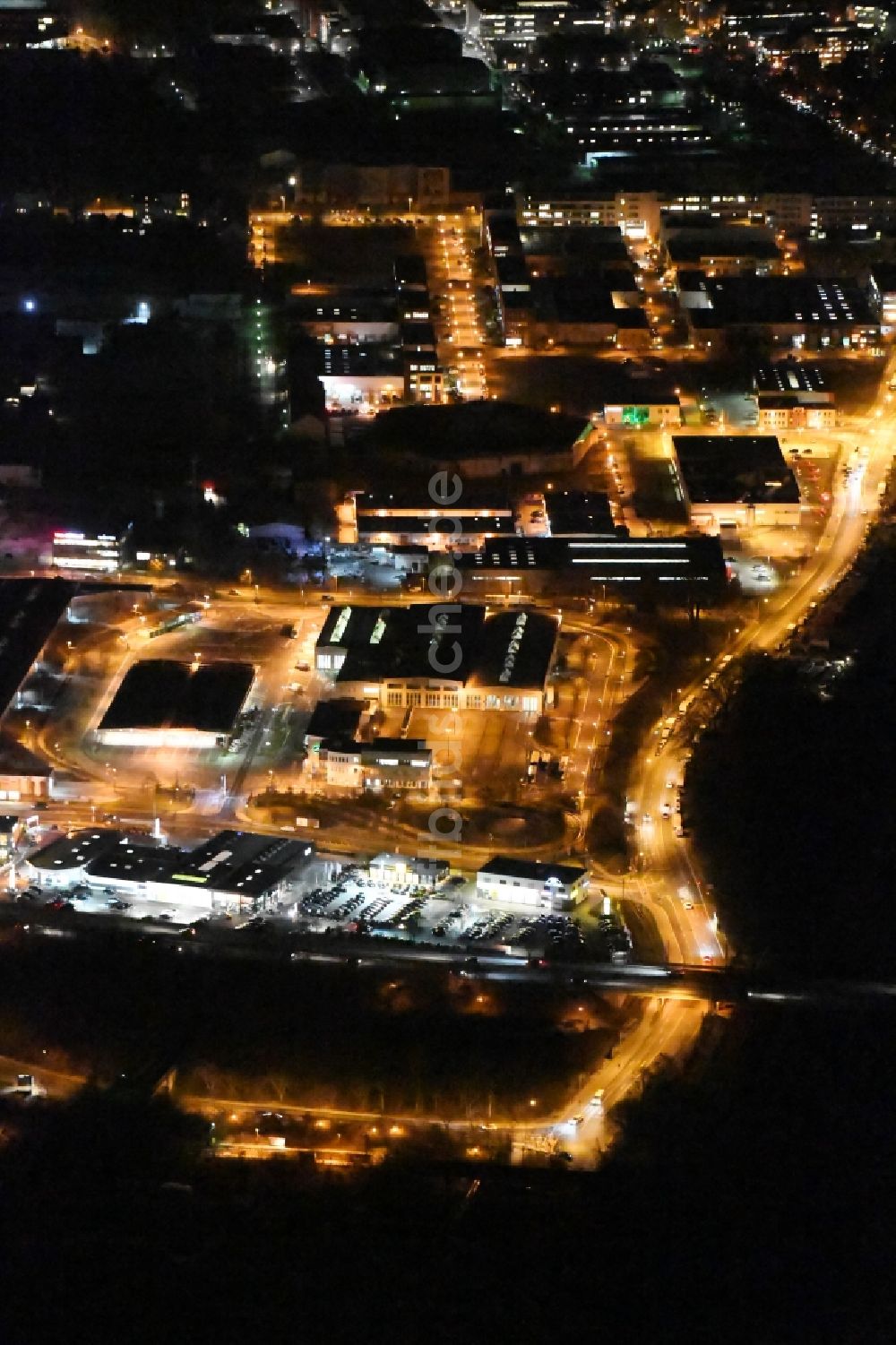 Potsdam bei Nacht von oben - Nachtluftbild Industrie- und Gewerbegebiet im Ortsteil Babelsberg in Potsdam im Bundesland Brandenburg