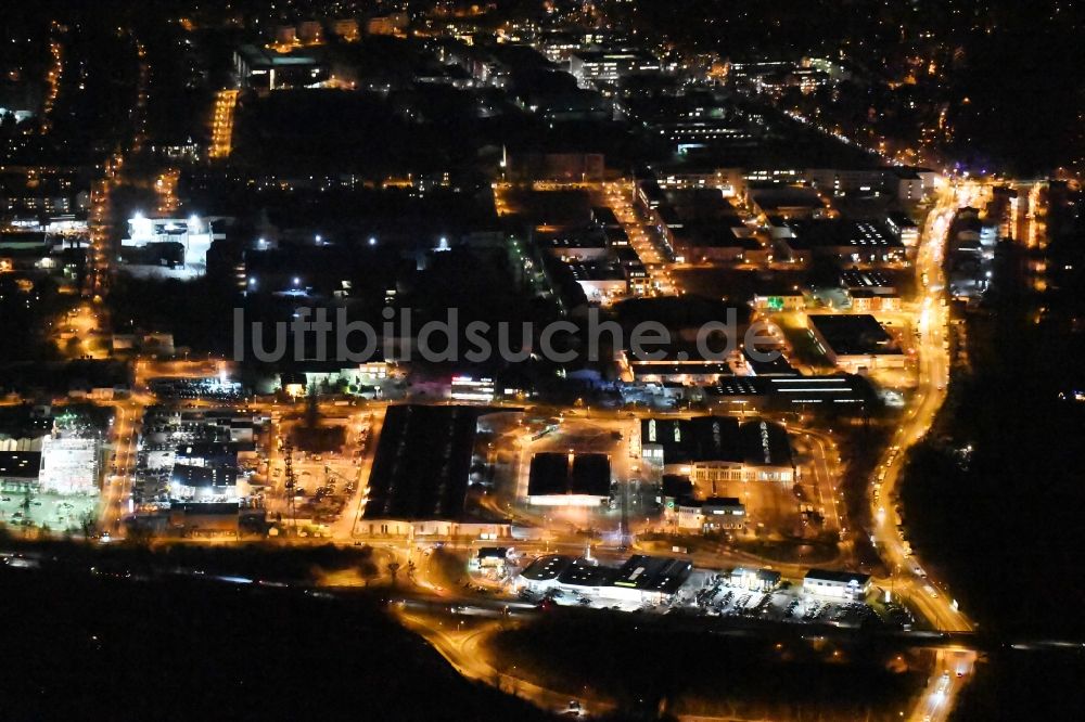 Potsdam bei Nacht aus der Vogelperspektive: Nachtluftbild Industrie- und Gewerbegebiet im Ortsteil Babelsberg in Potsdam im Bundesland Brandenburg