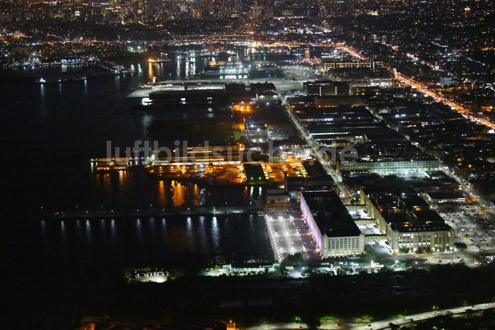 New York bei Nacht aus der Vogelperspektive: Nachtluftbild Industrie- und Gewerbegebiet im Ortsteil Brooklyn in New York in USA