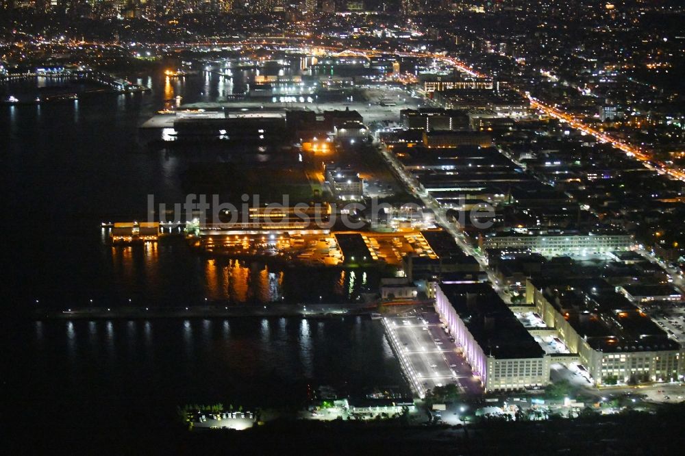 Nacht-Luftaufnahme New York - Nachtluftbild Industrie- und Gewerbegebiet im Ortsteil Brooklyn in New York in USA