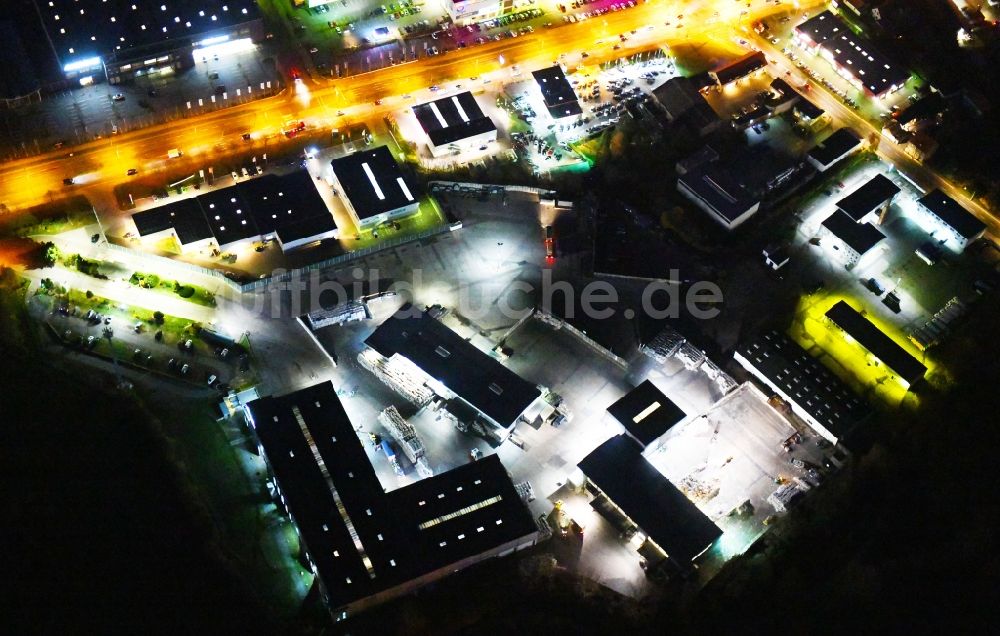 Nacht-Luftaufnahme Berlin - Nachtluftbild Industrie- und Gewerbegebiet im Ortsteil Mahlsdorf in Berlin, Deutschland