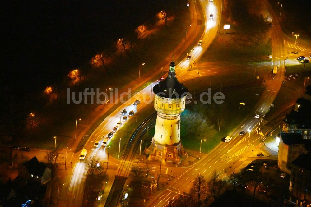 Nachtluftbild Halle (Saale) - Nachtluftbild Industriedenkmal Wasserturm Nord in Halle (Saale) im Bundesland Sachsen-Anhalt, Deutschland