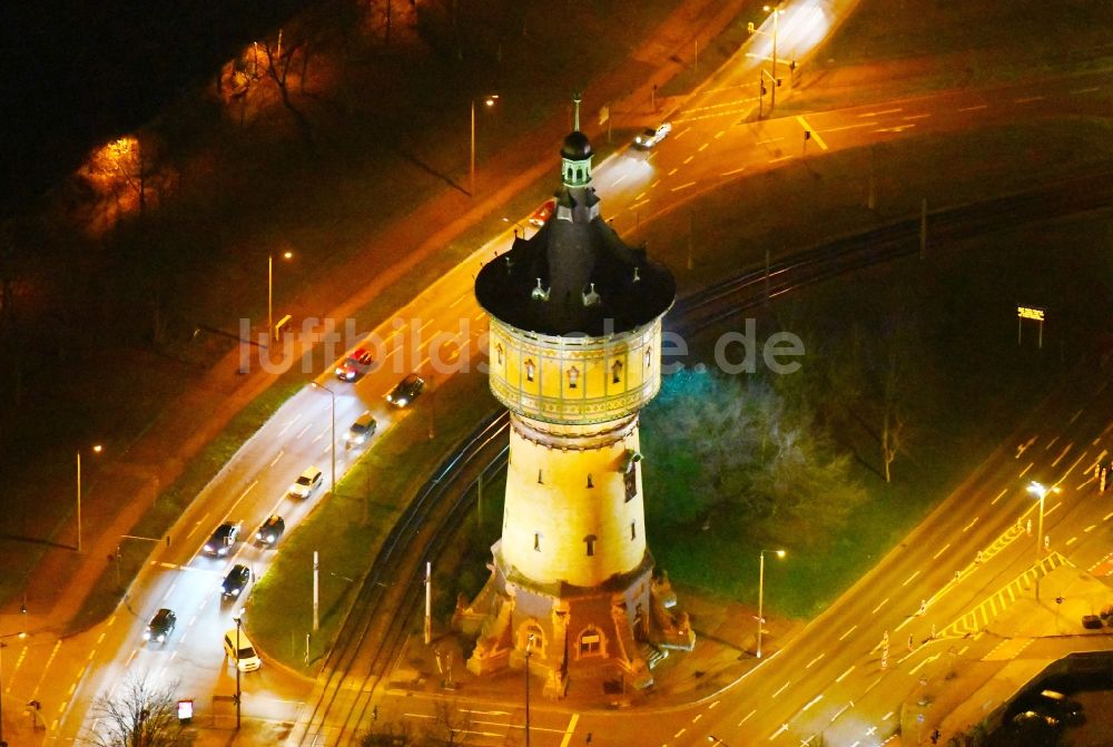 Nacht-Luftaufnahme Halle (Saale) - Nachtluftbild Industriedenkmal Wasserturm Nord in Halle (Saale) im Bundesland Sachsen-Anhalt, Deutschland