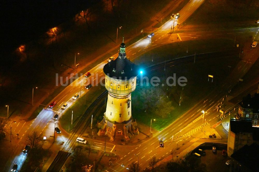 Halle (Saale) bei Nacht von oben - Nachtluftbild Industriedenkmal Wasserturm Nord in Halle (Saale) im Bundesland Sachsen-Anhalt, Deutschland