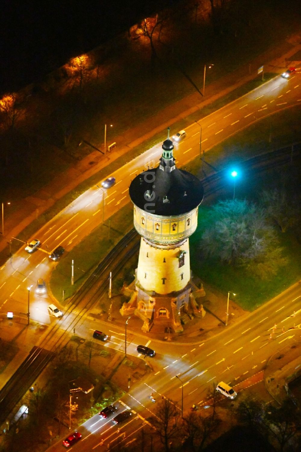 Halle (Saale) bei Nacht aus der Vogelperspektive: Nachtluftbild Industriedenkmal Wasserturm Nord in Halle (Saale) im Bundesland Sachsen-Anhalt, Deutschland