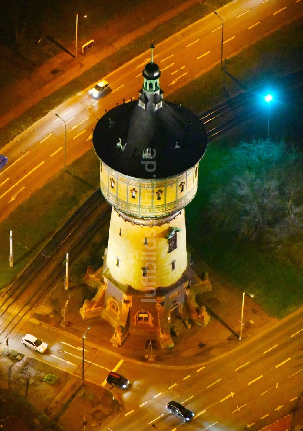 Nachtluftbild Halle (Saale) - Nachtluftbild Industriedenkmal Wasserturm Nord in Halle (Saale) im Bundesland Sachsen-Anhalt, Deutschland