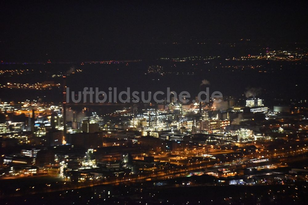 Frankfurt am Main bei Nacht aus der Vogelperspektive: Nachtluftbild Industriepark Hoechst in Frankfurt am Main im Bundesland Hessen