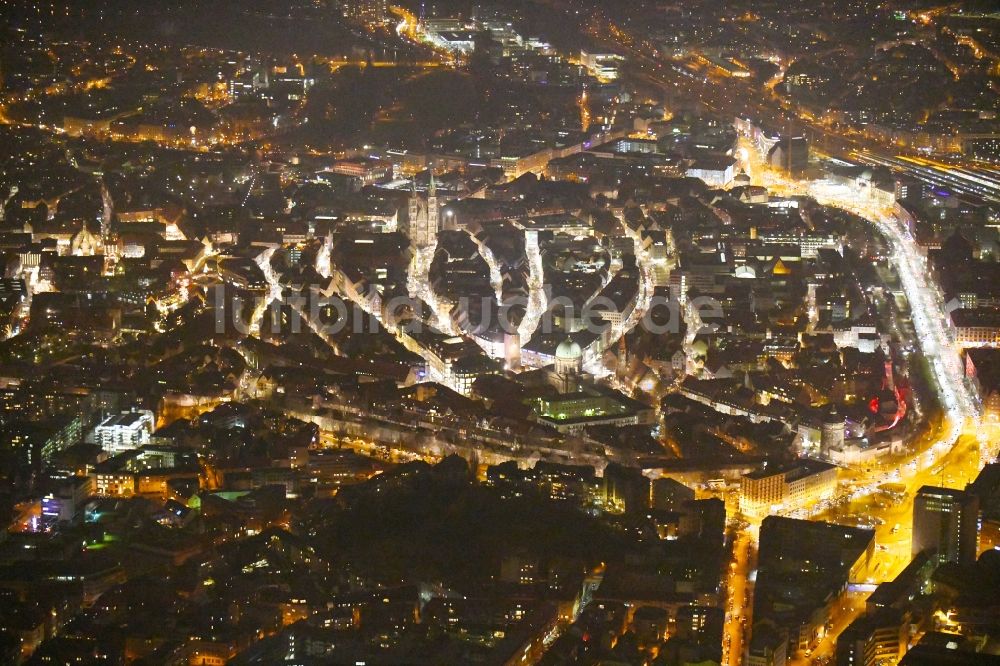 Nürnberg bei Nacht aus der Vogelperspektive: Nachtluftbild Innenstadtbereich in Nürnberg im Bundesland Bayern, Deutschland