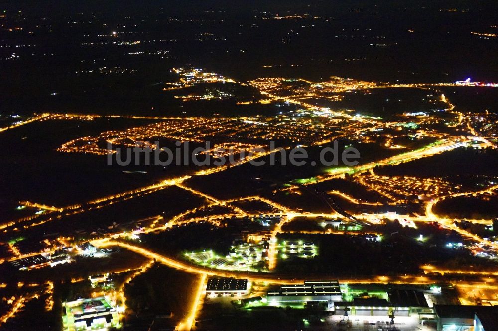 Stralsund bei Nacht von oben - Nachtluftbild Innenstadtbereich in Stralsund im Bundesland Mecklenburg-Vorpommern, Deutschland