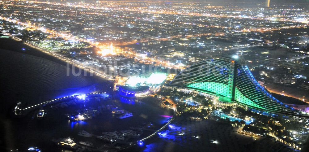 Dubai bei Nacht aus der Vogelperspektive: Jumeirah Hotel und der Pavilion Marina & Sports Club in Dubai Nachtaufnahme