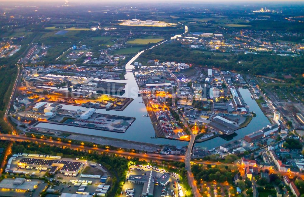 Nachtluftbild Dortmund - Nachtluftbild Kaianlagen und Schiffs- Anlegestellen am Hafenbecken des Binnenhafen Dortmunder Hafen AG an der Speicherstraße in Dortmund im Bundesland Nordrhein-Westfalen, Deutschland