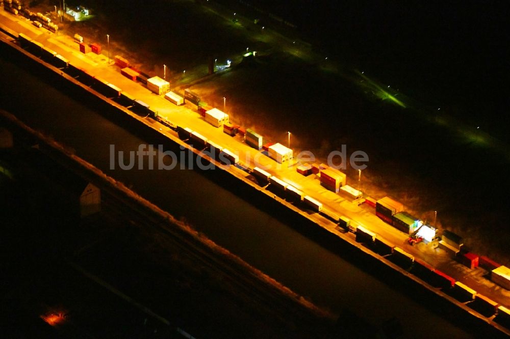 Nachtluftbild Halle (Saale) - Nachtluftbild Kaianlagen und Schiffs- Anlegestellen am Hafenbecken des Binnenhafen Hafen Halle-Trotha in Halle (Saale) im Bundesland Sachsen-Anhalt, Deutschland