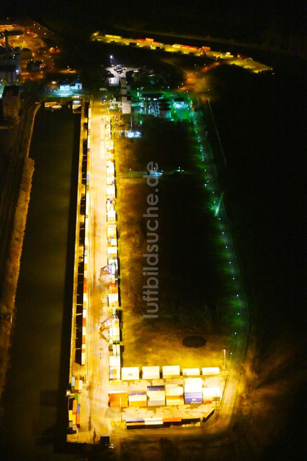 Halle (Saale) bei Nacht aus der Vogelperspektive: Nachtluftbild Kaianlagen und Schiffs- Anlegestellen am Hafenbecken des Binnenhafen Hafen Halle-Trotha in Halle (Saale) im Bundesland Sachsen-Anhalt, Deutschland