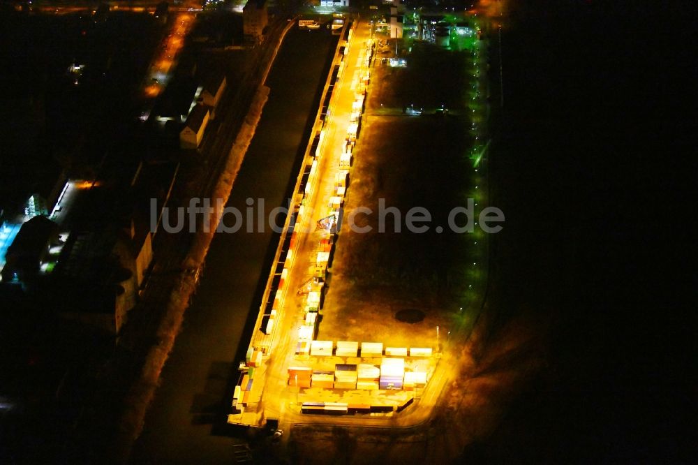 Nachtluftbild Halle (Saale) - Nachtluftbild Kaianlagen und Schiffs- Anlegestellen am Hafenbecken des Binnenhafen Hafen Halle-Trotha in Halle (Saale) im Bundesland Sachsen-Anhalt, Deutschland