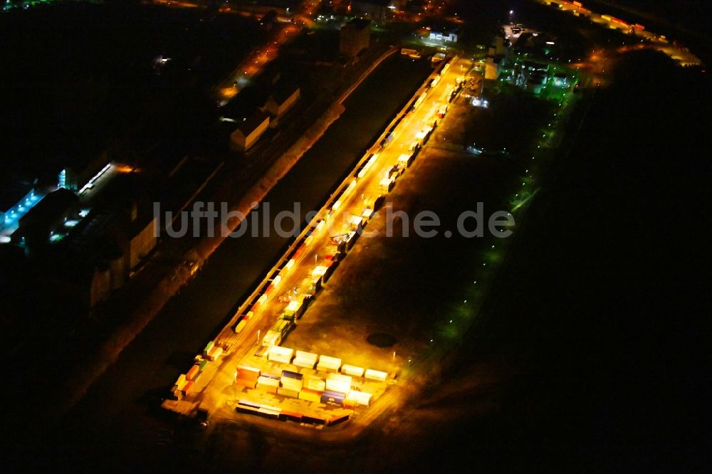 Nacht-Luftaufnahme Halle (Saale) - Nachtluftbild Kaianlagen und Schiffs- Anlegestellen am Hafenbecken des Binnenhafen Hafen Halle-Trotha in Halle (Saale) im Bundesland Sachsen-Anhalt, Deutschland