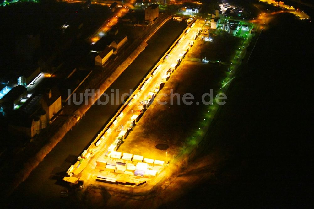 Halle (Saale) bei Nacht von oben - Nachtluftbild Kaianlagen und Schiffs- Anlegestellen am Hafenbecken des Binnenhafen Hafen Halle-Trotha in Halle (Saale) im Bundesland Sachsen-Anhalt, Deutschland