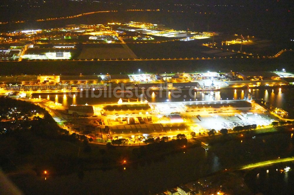 Nacht-Luftaufnahme Bremen - Nachtluftbild Kaianlagen und Schiffs- Anlegestellen am Hafenbecken des Binnenhafen Neustädter Hafen in Bremen, Deutschland