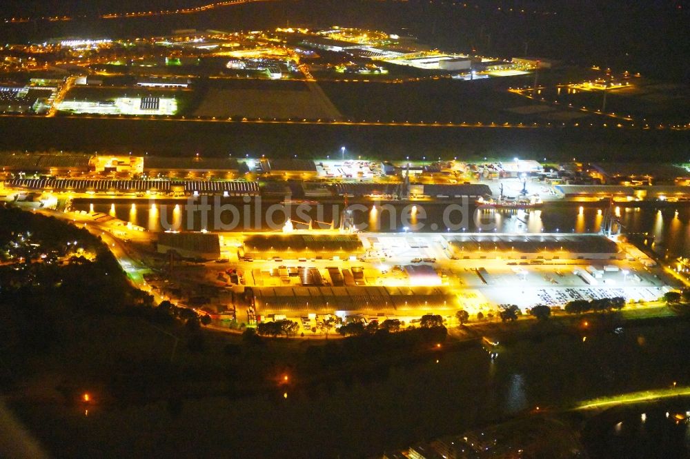 Bremen bei Nacht von oben - Nachtluftbild Kaianlagen und Schiffs- Anlegestellen am Hafenbecken des Binnenhafen Neustädter Hafen in Bremen, Deutschland