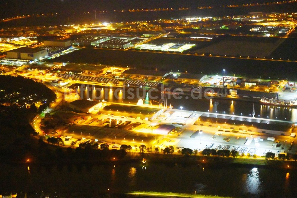 Bremen bei Nacht aus der Vogelperspektive: Nachtluftbild Kaianlagen und Schiffs- Anlegestellen am Hafenbecken des Binnenhafen Neustädter Hafen in Bremen, Deutschland