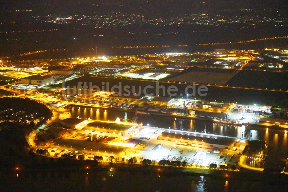 Nachtluftbild Bremen - Nachtluftbild Kaianlagen und Schiffs- Anlegestellen am Hafenbecken des Binnenhafen Neustädter Hafen in Bremen, Deutschland