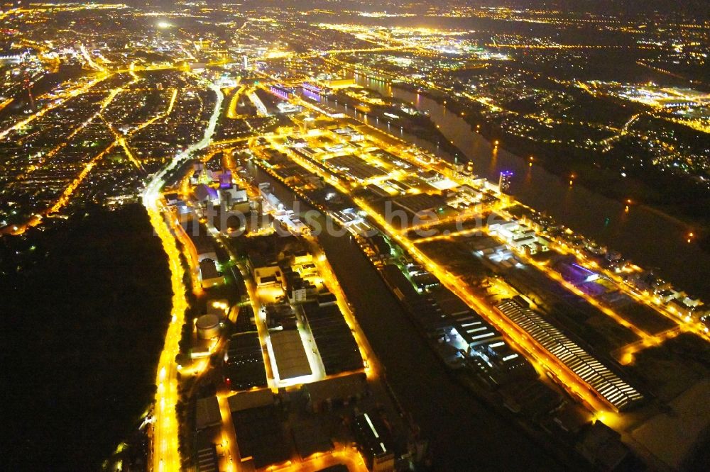 Nacht-Luftaufnahme Bremen - Nachtluftbild Kaianlagen und Schiffs- Anlegestellen am Hafenbecken des Binnenhafen Neustädter Hafen in Bremen, Deutschland