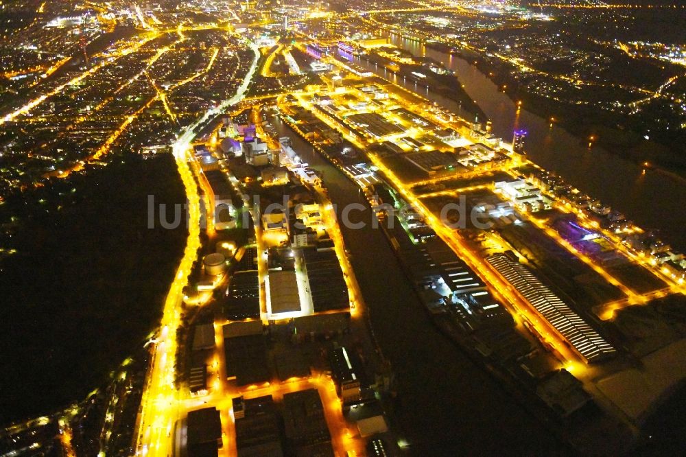 Bremen bei Nacht von oben - Nachtluftbild Kaianlagen und Schiffs- Anlegestellen am Hafenbecken des Binnenhafen Neustädter Hafen in Bremen, Deutschland