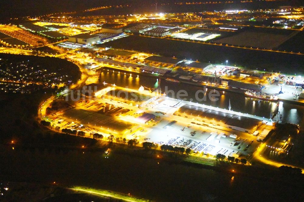 Bremen bei Nacht aus der Vogelperspektive: Nachtluftbild Kaianlagen und Schiffs- Anlegestellen am Hafenbecken des Binnenhafen Neustädter Hafen in Bremen, Deutschland