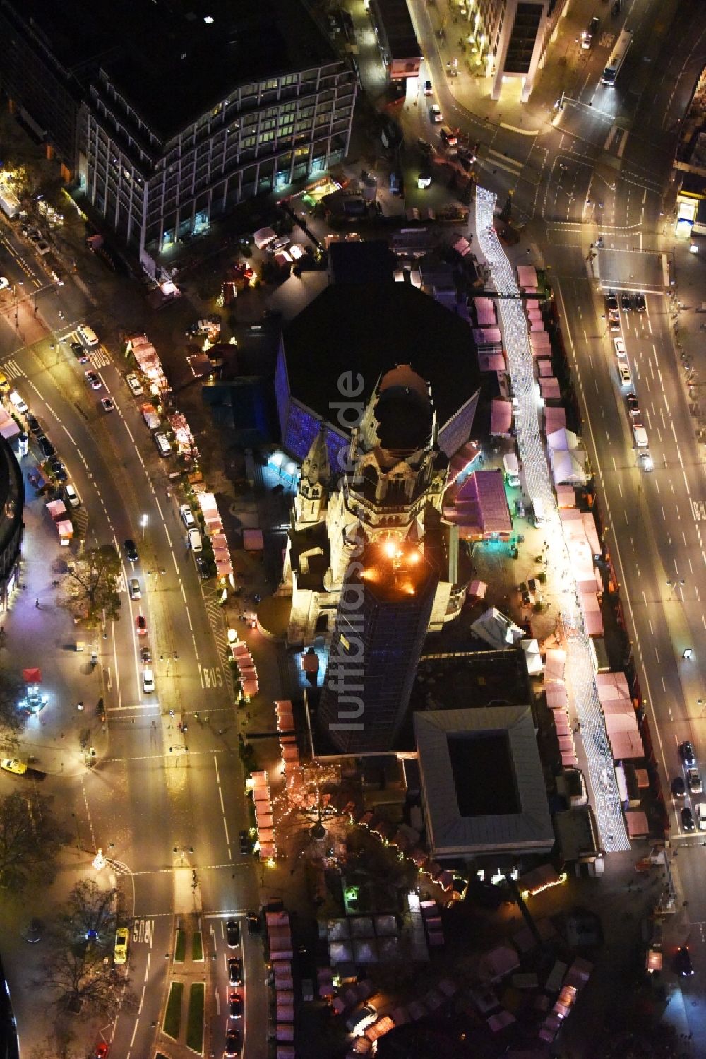 Nacht-Luftaufnahme Berlin - Nachtluftbild Kaiser-Wilhelm Gedächtniskirche in Berlin im Bundesland Berlin