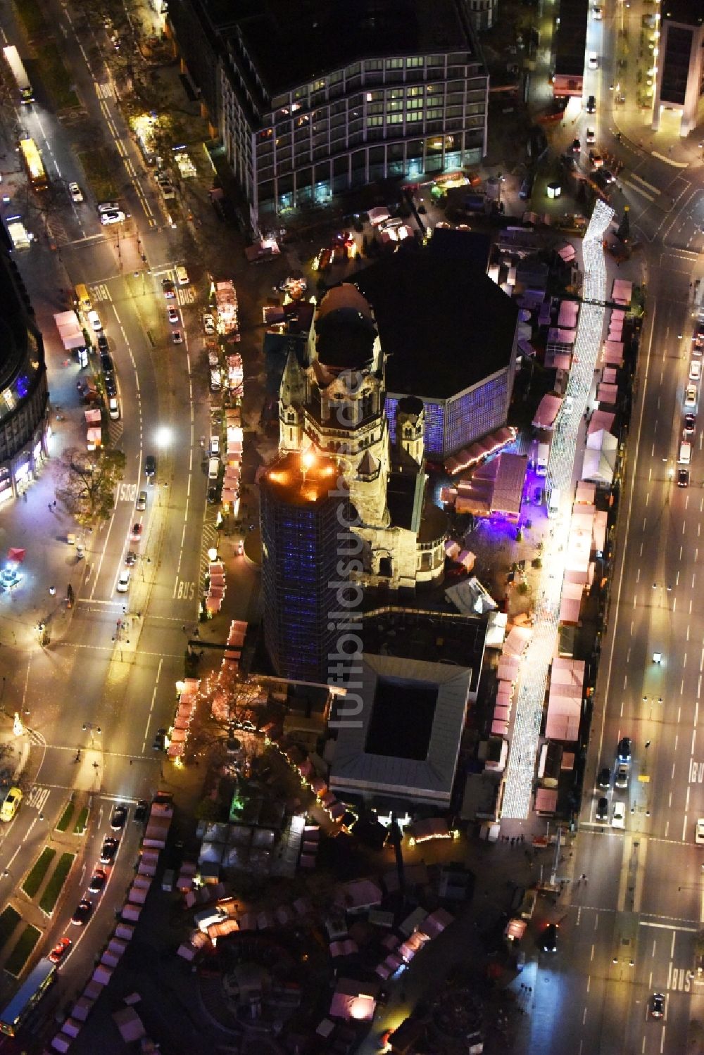 Berlin bei Nacht von oben - Nachtluftbild Kaiser-Wilhelm Gedächtniskirche in Berlin im Bundesland Berlin