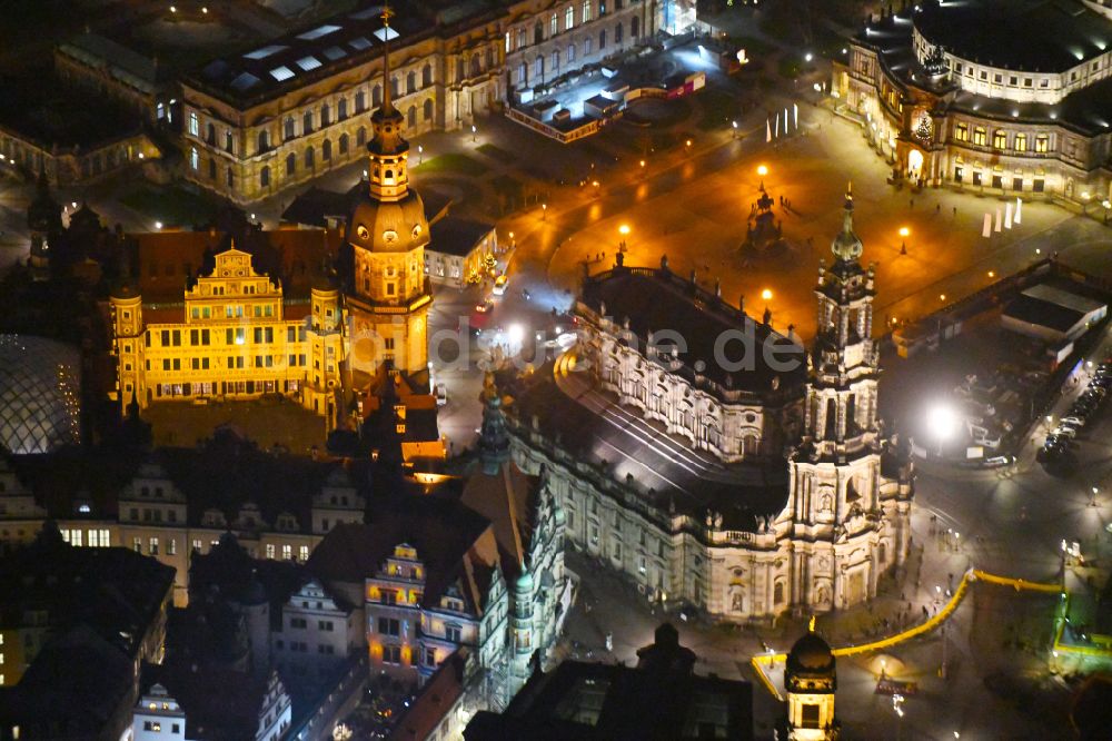 Nacht-Luftaufnahme Dresden - Nachtluftbild Kathedrale Kathedrale Sanctissimae Trinitatis -Dresdner Hofkirche in Dresden im Bundesland Sachsen, Deutschland