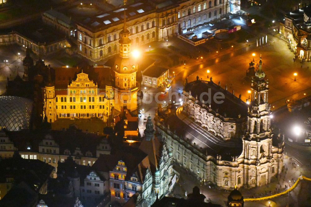 Dresden bei Nacht von oben - Nachtluftbild Kathedrale Kathedrale Sanctissimae Trinitatis -Dresdner Hofkirche in Dresden im Bundesland Sachsen, Deutschland