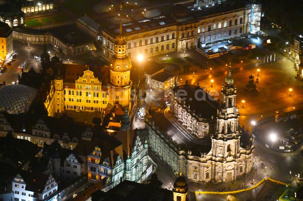 Dresden bei Nacht aus der Vogelperspektive: Nachtluftbild Kathedrale Kathedrale Sanctissimae Trinitatis -Dresdner Hofkirche in Dresden im Bundesland Sachsen, Deutschland