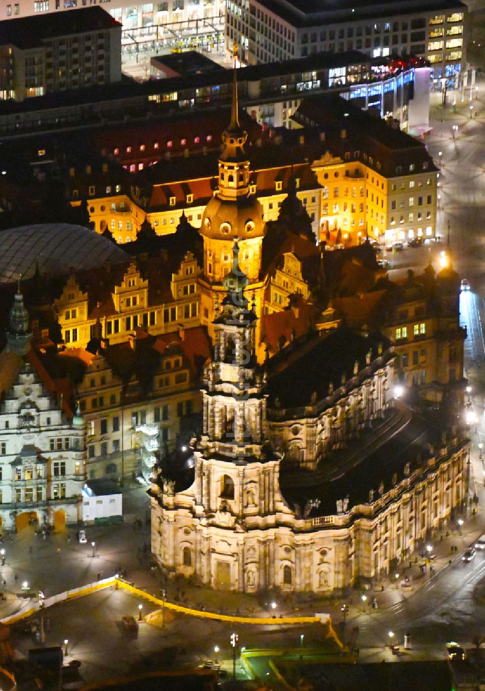 Nacht-Luftaufnahme Dresden - Nachtluftbild Kathedrale Kathedrale Sanctissimae Trinitatis -Dresdner Hofkirche in Dresden im Bundesland Sachsen, Deutschland