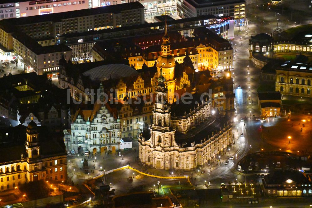 Dresden bei Nacht von oben - Nachtluftbild Kathedrale Kathedrale Sanctissimae Trinitatis -Dresdner Hofkirche in Dresden im Bundesland Sachsen, Deutschland