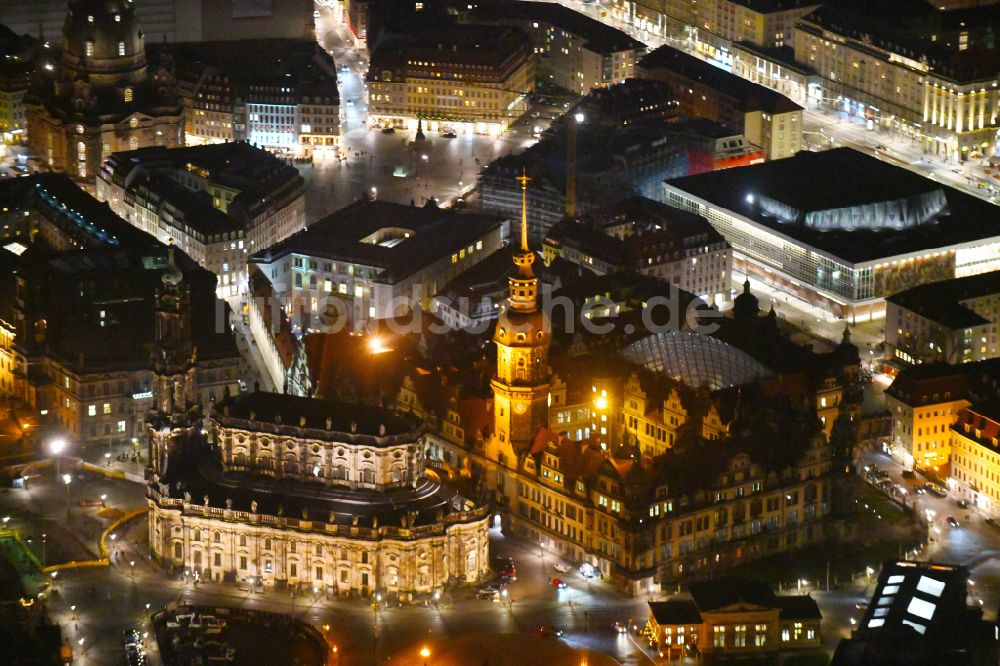 Dresden bei Nacht aus der Vogelperspektive: Nachtluftbild Kathedrale Kathedrale Sanctissimae Trinitatis -Dresdner Hofkirche in Dresden im Bundesland Sachsen, Deutschland