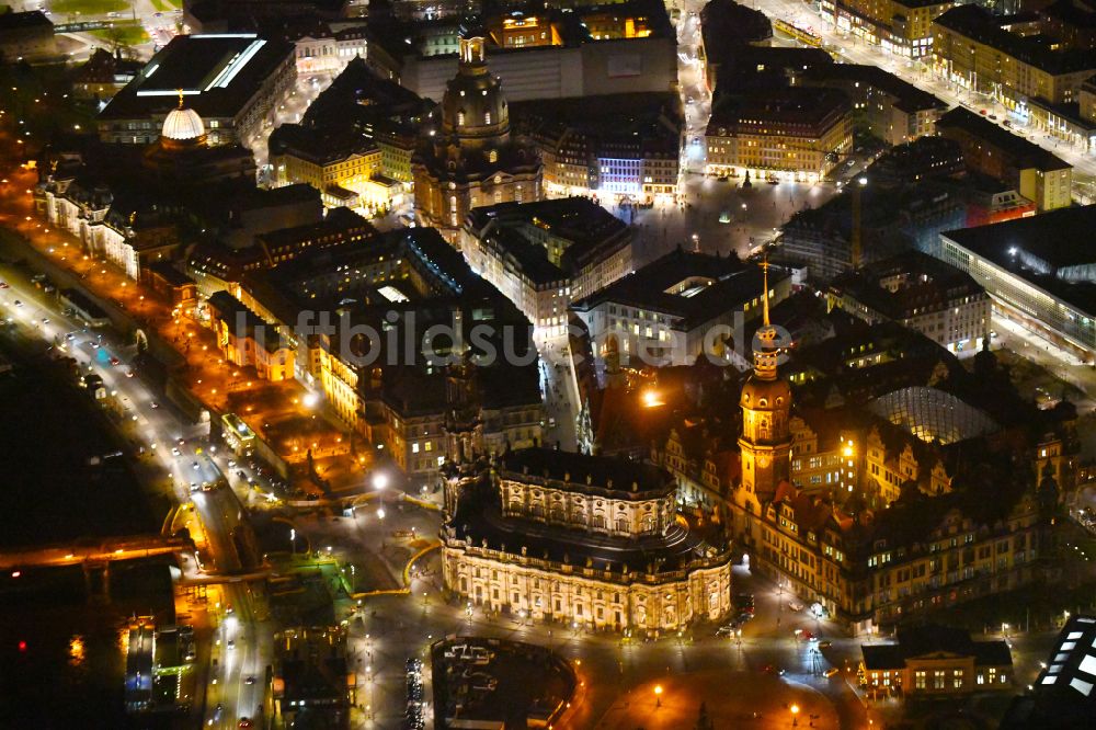 Nacht-Luftaufnahme Dresden - Nachtluftbild Kathedrale Kathedrale Sanctissimae Trinitatis -Dresdner Hofkirche in Dresden im Bundesland Sachsen, Deutschland