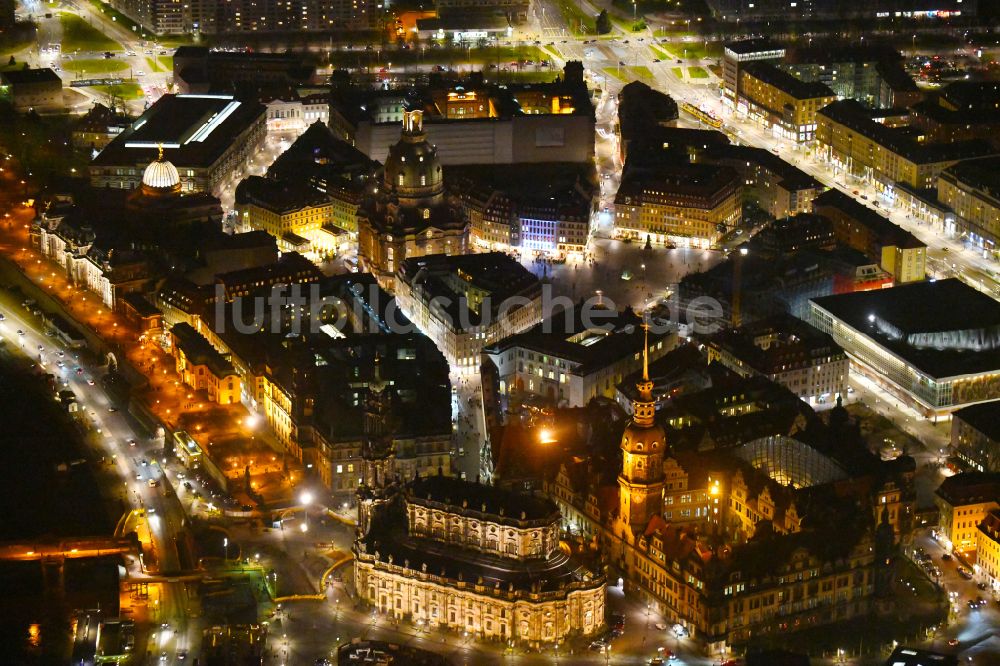 Dresden bei Nacht von oben - Nachtluftbild Kathedrale Kathedrale Sanctissimae Trinitatis -Dresdner Hofkirche in Dresden im Bundesland Sachsen, Deutschland