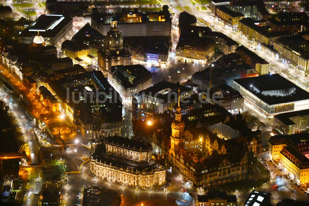 Dresden bei Nacht aus der Vogelperspektive: Nachtluftbild Kathedrale Kathedrale Sanctissimae Trinitatis -Dresdner Hofkirche in Dresden im Bundesland Sachsen, Deutschland