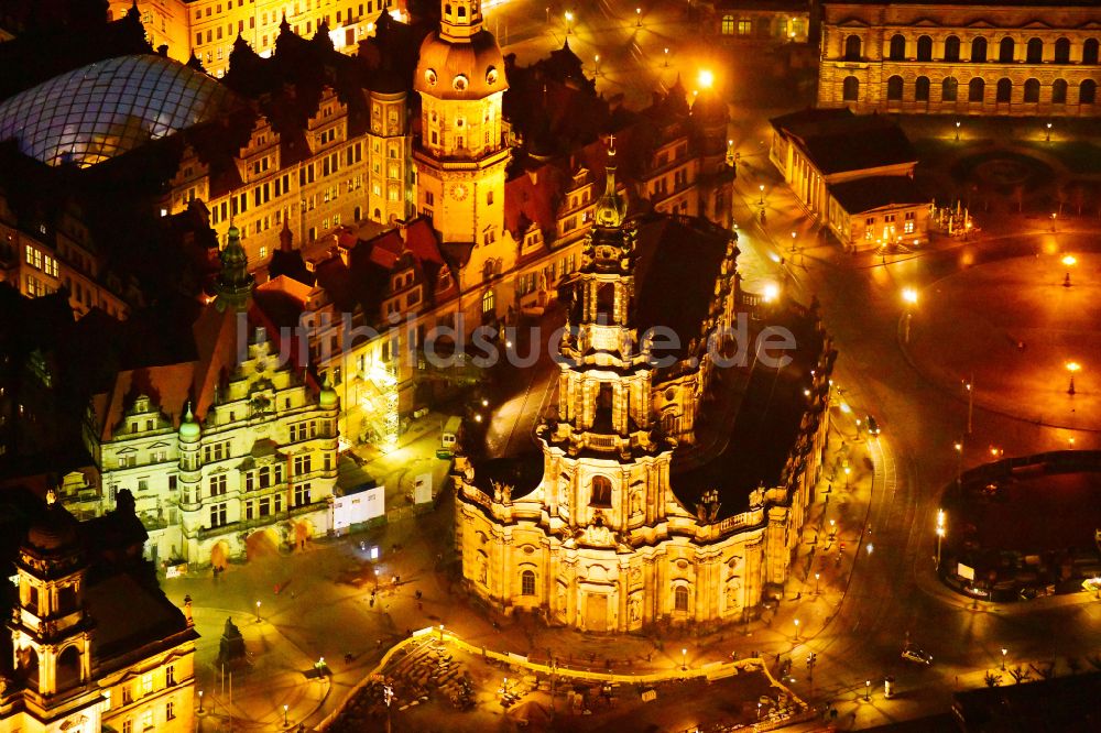 Dresden bei Nacht von oben - Nachtluftbild Kathedrale Kathedrale Sanctissimae Trinitatis -Dresdner Hofkirche in Dresden im Bundesland Sachsen, Deutschland