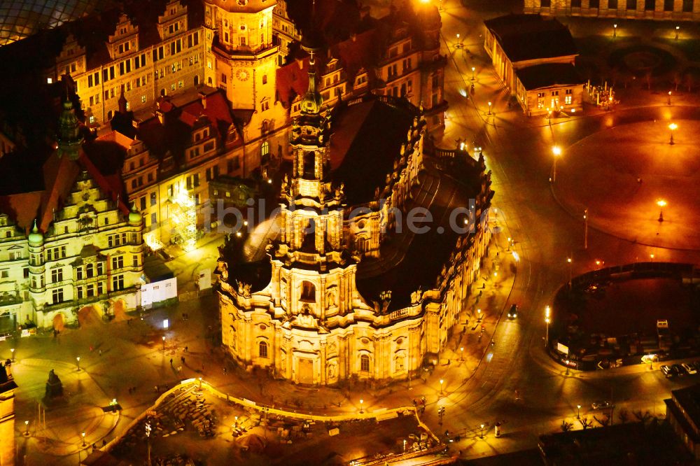 Dresden bei Nacht aus der Vogelperspektive: Nachtluftbild Kathedrale Kathedrale Sanctissimae Trinitatis -Dresdner Hofkirche in Dresden im Bundesland Sachsen, Deutschland