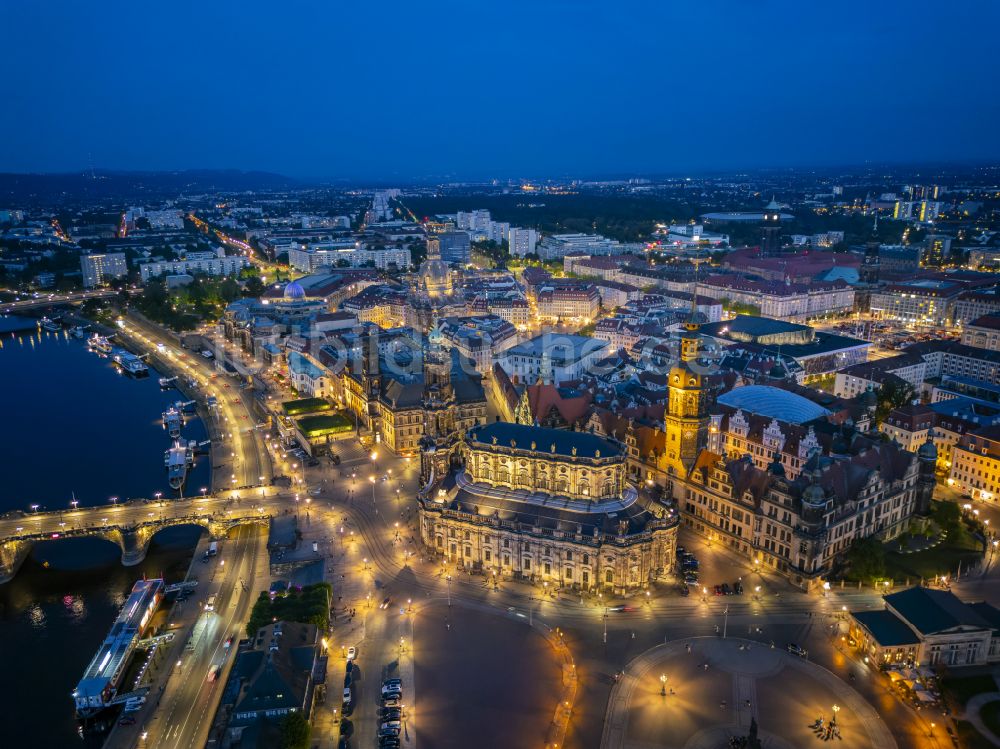 Dresden bei Nacht aus der Vogelperspektive: Nachtluftbild Kathedrale Kathedrale Sanctissimae Trinitatis -Dresdner Hofkirche in Dresden im Bundesland Sachsen, Deutschland