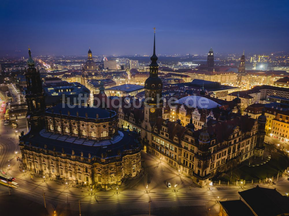 Dresden bei Nacht von oben - Nachtluftbild Kathedrale Kathedrale Sanctissimae Trinitatis -Dresdner Hofkirche in Dresden im Bundesland Sachsen, Deutschland