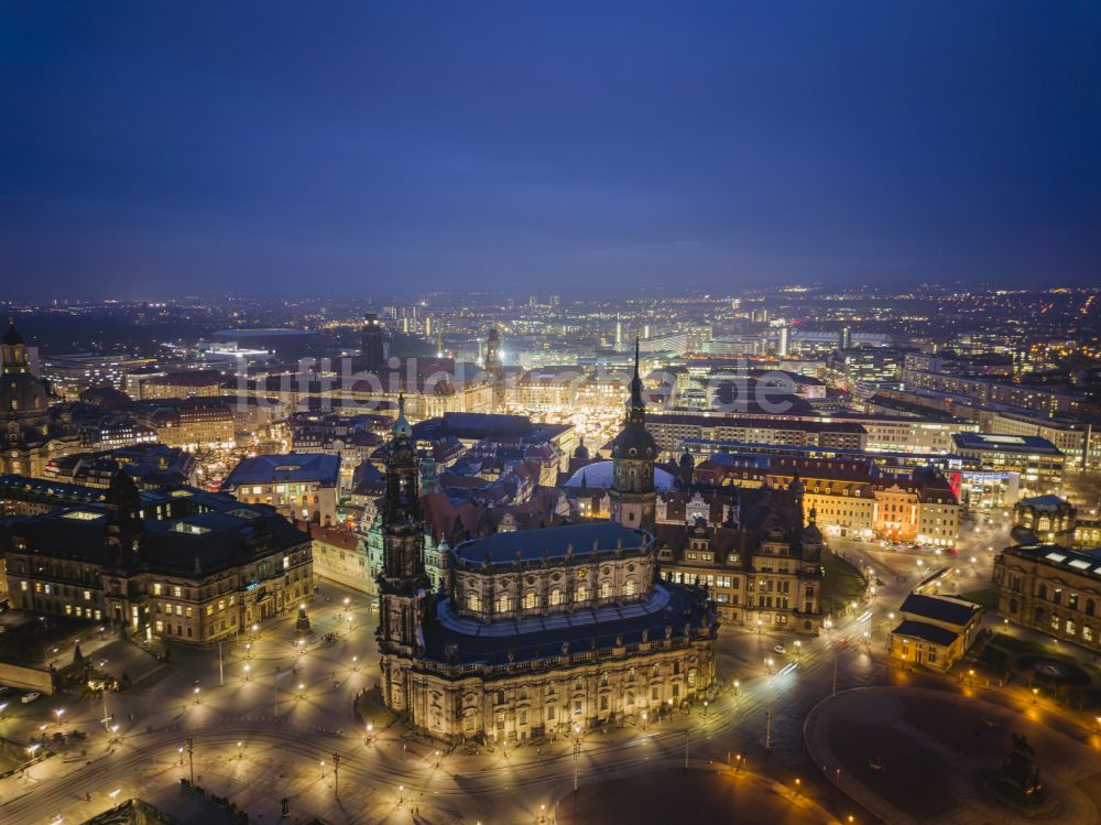 Dresden bei Nacht aus der Vogelperspektive: Nachtluftbild Kathedrale Kathedrale Sanctissimae Trinitatis -Dresdner Hofkirche in Dresden im Bundesland Sachsen, Deutschland