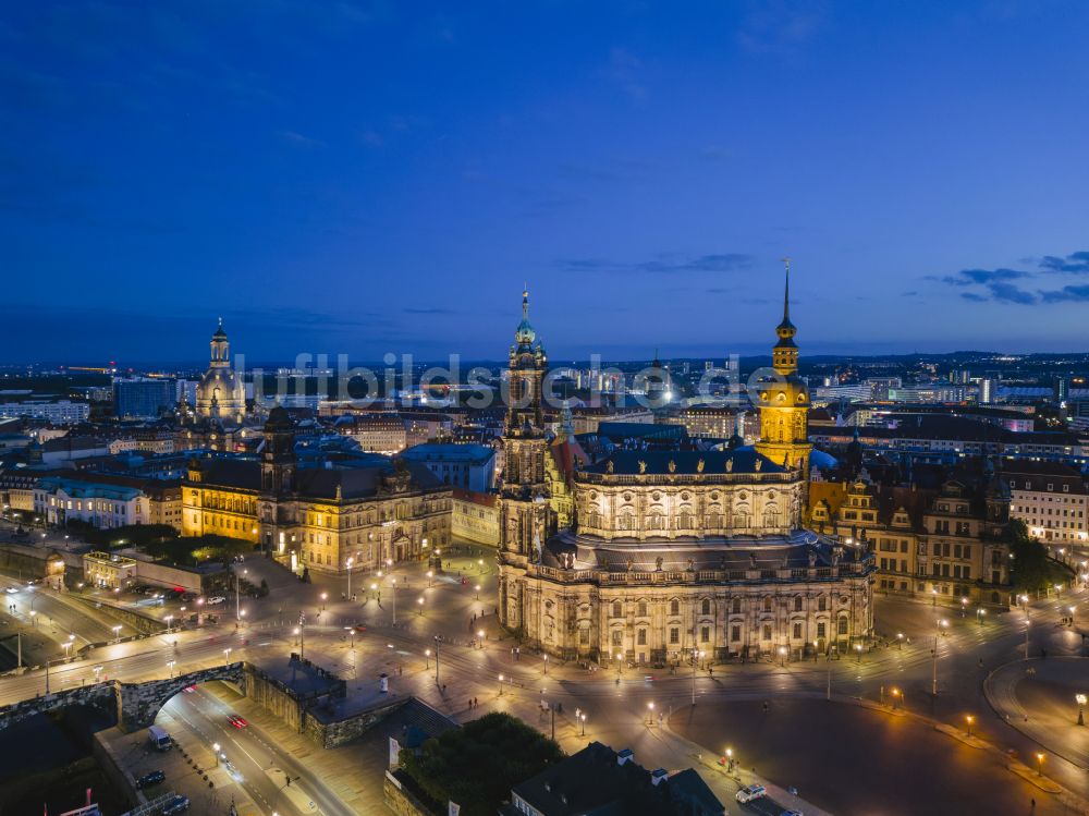 Nachtluftbild Dresden - Nachtluftbild Kathedrale Kathedrale Sanctissimae Trinitatis -Dresdner Hofkirche in Dresden im Bundesland Sachsen, Deutschland