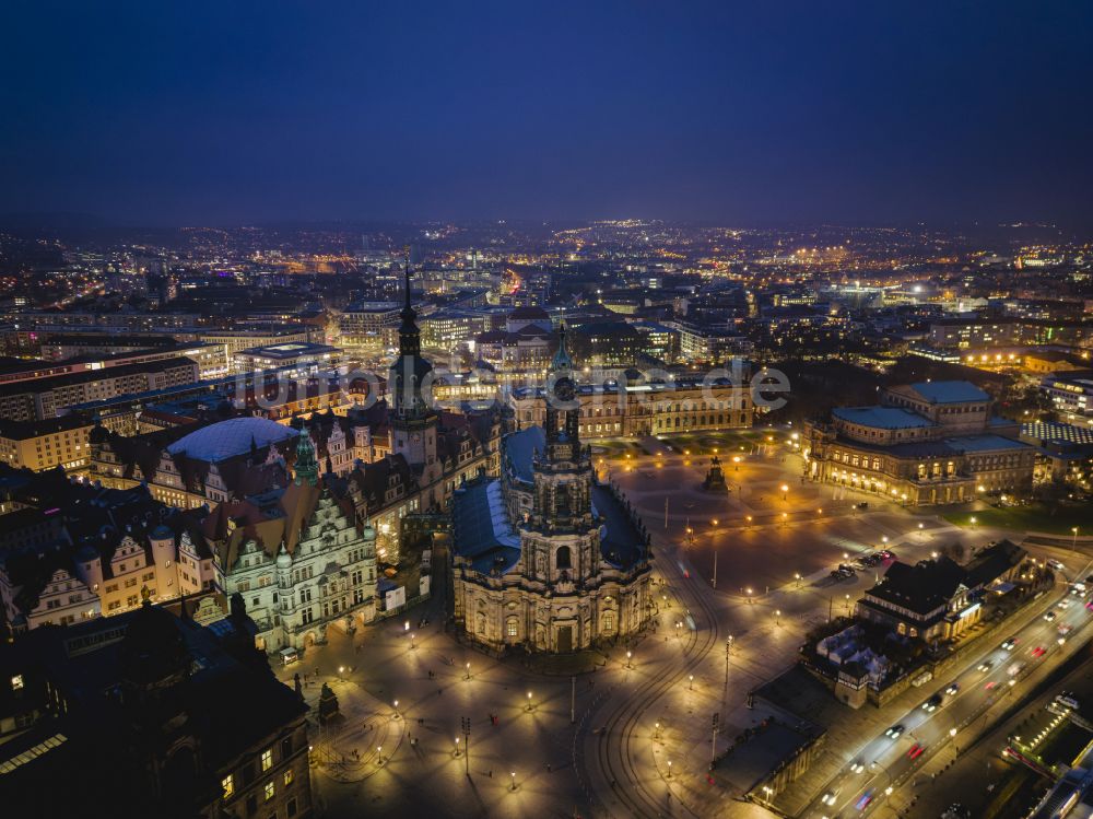 Nachtluftbild Dresden - Nachtluftbild Kathedrale Kathedrale Sanctissimae Trinitatis -Dresdner Hofkirche in Dresden im Bundesland Sachsen, Deutschland