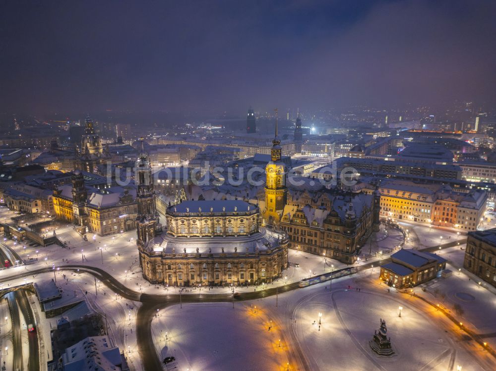 Nachtluftbild Dresden - Nachtluftbild Kathedrale Kathedrale Sanctissimae Trinitatis -Dresdner Hofkirche in Dresden im Bundesland Sachsen, Deutschland