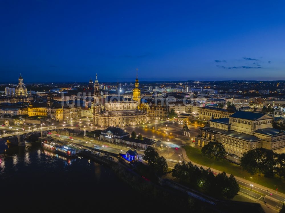 Nacht-Luftaufnahme Dresden - Nachtluftbild Kathedrale Kathedrale Sanctissimae Trinitatis -Dresdner Hofkirche in Dresden im Bundesland Sachsen, Deutschland