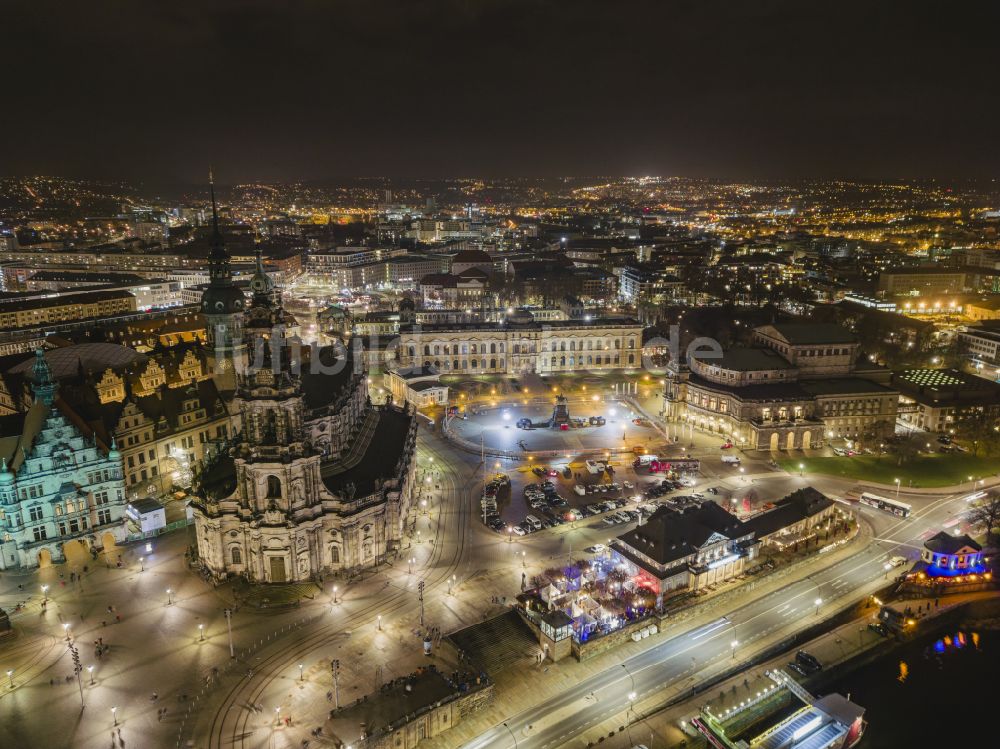 Dresden bei Nacht von oben - Nachtluftbild Kathedrale Kathedrale Sanctissimae Trinitatis -Dresdner Hofkirche in Dresden im Bundesland Sachsen, Deutschland