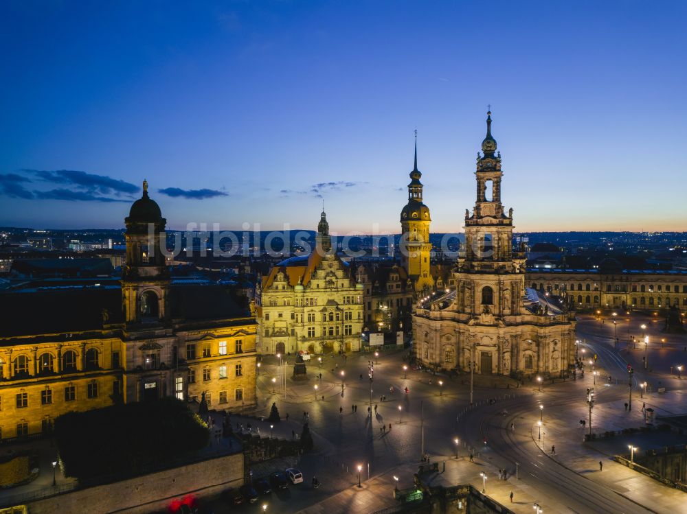 Dresden bei Nacht von oben - Nachtluftbild Kathedrale Kathedrale Sanctissimae Trinitatis -Dresdner Hofkirche in Dresden im Bundesland Sachsen, Deutschland